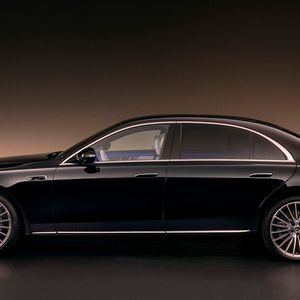 5,17 Meter Länge (mit langem Radstand sogar fast 5,50 Meter) sind eine automobile Wucht, die niemand übersehen kann.(Bild:  Mercedes-Benz)