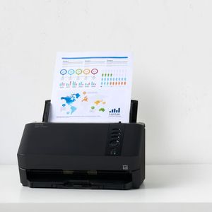 Der Ricoh SP‑2240N schafft eine Scangeschwindigkeit von bis zu 40 Seiten pro Minute. Das günstigere Schwestermodell Ricoh SP‑2230N erfasst bis zu 30 Seiten pro Minute. Beide sind mit Gigabit-Ethernet ausgestattet und werden von Hersteller PFU als Workgroup-Scanner der Einsteigerklasse eingeordnet.  (Bild: © mallmo - stock.adobe.com, PFU)