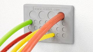 Icotek erweitert sein Sortiment der werkzeugfrei montierbaren Kabeldurchführungsplatten um die Größen KEL-DP 6 und KEL-DP 16. Sie sind ideal für die Einführung nicht konfektionierter Leitungen. (Icotek )