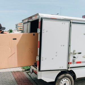 Nun ist er nicht mehr der kleinste, sondern der größte Elektrokleintransporter seiner Klasse und erlaubt eine Zuladung von bis zu 850 Kilogramm.(Bild:  Ari Motors via Autoren-Union Mobilität)