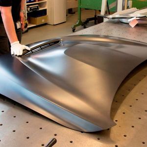 Die Motorhauben des limitierten BMW M4 GTS bestehen komplett aus CFK. Läpple Automotive produziert das Außenteil, das Innenteil und verklebt diese mit verschiedenen Verstärkungsteilen aus CFK in einer Karosserie-Rohbauanlage.