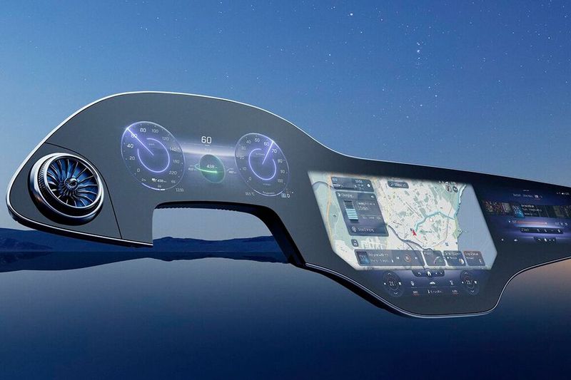 Anders als bei der S-Klasse ist der zentrale Bildschirm keine frei stehende Konsole. (Bild: Daimler)