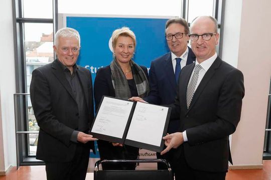 Gemeinsamer Startschuss: (v.li.) Fritz Kuhn (Oberbürgermeister), Nicola Schelling (Regionaldirektorin ) sowie Torsten Treiber (Obermeister) und Christian Reher (Geschäftsführer, beide Kfz-Innung Region Stuttgart).(Bild:  Wagner/Stadt Stuttgart)