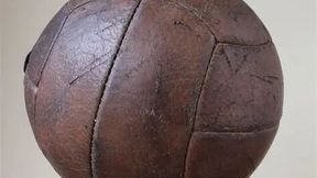 Dribbeln mit Hightech-Effekt! Früher wurde robustes Leder über den Rasen gekickt. Nun steht die WM bevor und Covestro lässt es sich nicht nehmen, zu erklären, dass die moderne Fußballwelt nicht ohne hochleistungsfähige Kunststoffe auskommen kann – und das nicht nur beim Ball! (Bild: The Game)