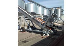 Das fahrbare Förderband zur Waggonentladung von Schüttgut ist flexibel einsetzbar. (Bild: Apullma)