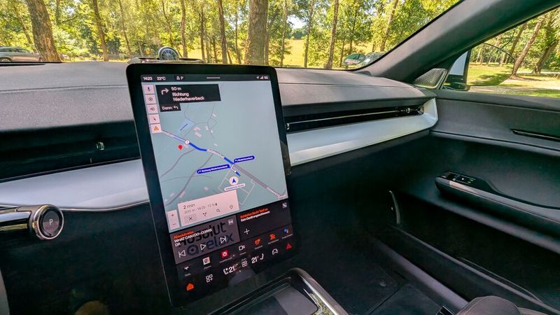 Gesteuert werden sämtliche Funktionen über den 14,5 Zoll großen Touchscreen in der Mittelkonsole. Die Bedienung ist dank Google-Services weitestgehend selbsterklärend, doch nicht alle Funktionen sind leicht auffindbar, beispielsweise das Verstellen der Außenspiegel. Der Polestar 3 ist das erste Modell des schwedischen E-Auto-Herstellers, das mit dem Nvidia-Drive-Core-Computer mit Software von Volvo ausgestattet ist. Daten gibt es in Hülle und Fülle zu bearbeiten: So sind bereits serienmäßig fünf Radarmodule, fünf externe Kameras und zwölf externe Ultraschallsensoren an Bord.  (Bild: Mauritz – VCG)