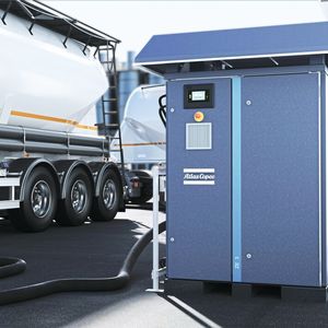 Die neuen ZE-3-Niederdruckkompressoren von Atlas Copco eignen sich zum Entladen von Schüttgut aus Lkw-Tanks sowie für andere Förderzwecke. (Bild:  Atlas Copco)