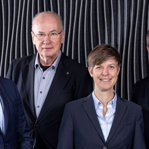 Anne Geller-Gravez (zweite von rechts) und Matthias Wegerhoff (rechts) sind neu in der Geschäftsführung von Head Acoustics.(Bild:  Head Acoustics)