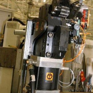 Zange mit Räderprägewerk für den Einsatz in automatisierten Prozessen.