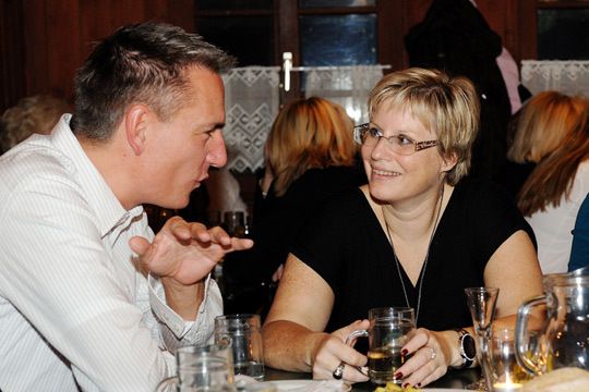 Dennoch blieb genügend Zeit für intensive Fachgespräche: »kfz-betrieb«-Chefredakteur Wolfgang Michel und die Zweitplatzierte des Women’s Awards Susanne Oppel-Burns. (Archiv: Vogel Business Media)