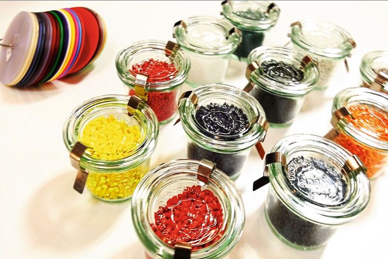 Unterschiedlichste Materialien mit verschiedensten Eigenschaften und Farben - hier gab es für jede Anwendung den passenden Werkstoff. Ob in der richtigen Farbe fürs schicke Design oder mit spezifischen mechanischen, thermischen oder chemischen Eigenschaften für anspruchsvolle technsiche Teile.  (Bild: Maschinenmarkt)