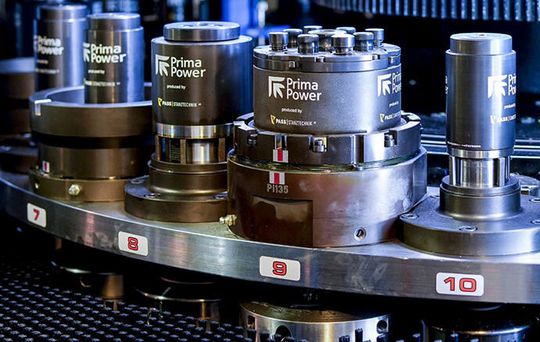 Hier blickt man auf einen Teil des Werkzeugaufnahmesystems einer Shear Brilliance von Prima Power. Dabei handelt es sich um eine Stanz-Scher-Maschine, die sowohl Zeit als auch Material und Energie spart. Außerdem schaffe sie mehr Teile pro Stunde als andere Systeme.(Bild:  Prima Power)