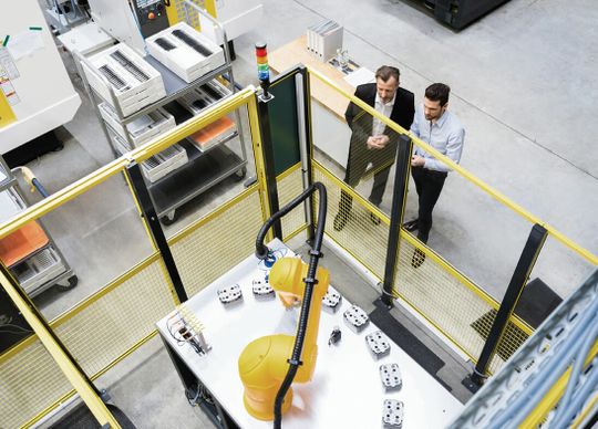 (Bislang waren Roboter und Mitarbeiter vor allem durch mechanische und konstruktive Maßnahmen voneinander getrennt. Mit softwarebasierten Sicherheitslösungen lassen sich Roboter jetzt genauso sicher aber deutlich flexibler und produktiver nutzen. Bild: Siemens)