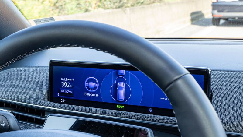 Der Fahrer wird während der Fahrt von einer hinter dem Lenkrad montierten Infrarotkamera überwacht, um so sicherzugehen, dass die Augen auf das Verkehrsgeschehen gerichtet sind. (Bild: Autoren-Union Mobilität/Ford)