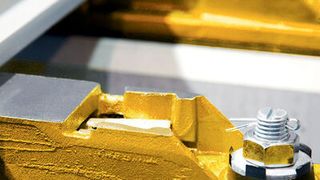 Der Montageschmierstoff STABURAGS NBU 30 PTM sichert die Vorspannkraft von Schraubverbindungen. (Bild: Klüber Lubrication)