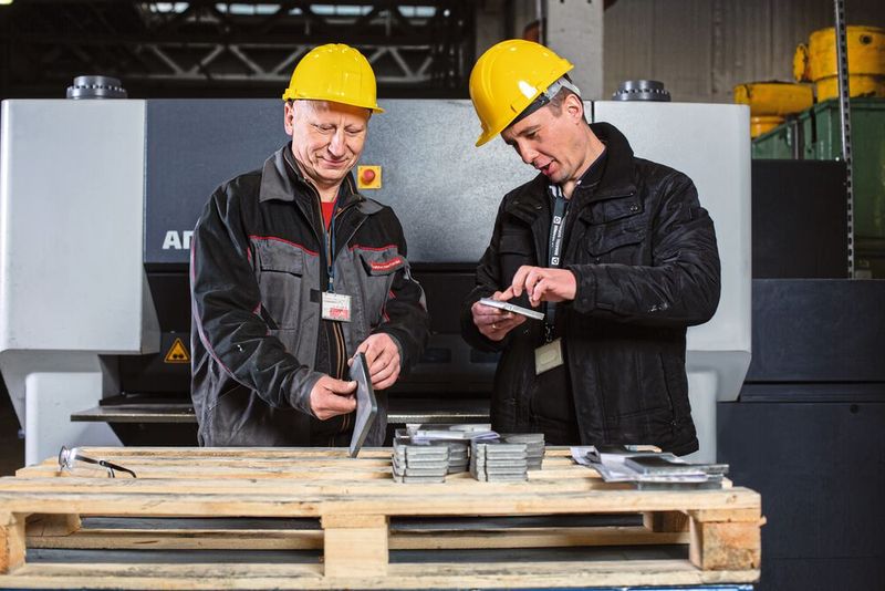 Die Ergebnisse stimmen – dank der Maschinen von Arku: Krzysztof Strzelecki, Produktionskoordinator bei Instytut Mechaniki (links), und Piotr Nizynski, Leiter Instandhaltung, sind mit der Richtmaschine Flat Master 55 und den zwei Entgratmaschinen Edge Breaker 2000 und 4000 sehr zufrieden. (Bild: Arku)