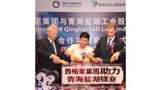 Freude bei der Vertragsunterzeichnung:  Dr. Günter Hermann, CEO SGL China, Yu Guoli, General Manager der Quinghai Salt Lake Industry Ltd., Frank Wittchen, Chairman der Business Unit Process Technology der SGL Group und Dr. Rudolf Heumüller, Vice President Asia der Business Area Graphite Materials & Systems der SGL Group, während der offiziellen Zeremonie. (vlnr) (Bild: SGL)