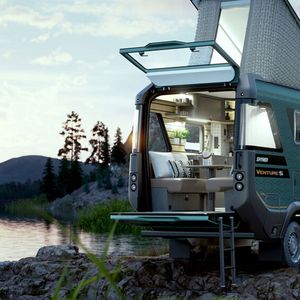 Hymer zeigt den außergewöhnlichen Allrad-Sprinter-Ausbau Venture S samt Heckbalkon und Aufstelldach mit Panoramablick für stolze 225.000 Euro.(Bild:  Deniz Calagan)