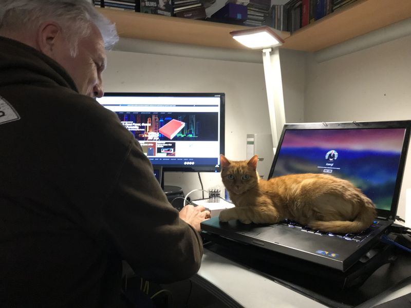 Im Büro war es Jörg Andreas (Seagate) zu einsam. Da teilt er lieber seinen Platz mit Snoopy. (Bild: Jörg Andreas)