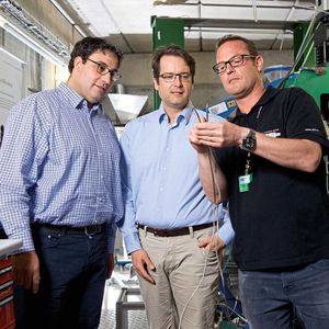 Christian Grünzweig, David Mannes und Techniker Jan Hovind (von links) mit einer Sprengschnur, die sie mit Neutronen durchleuchtet haben. 