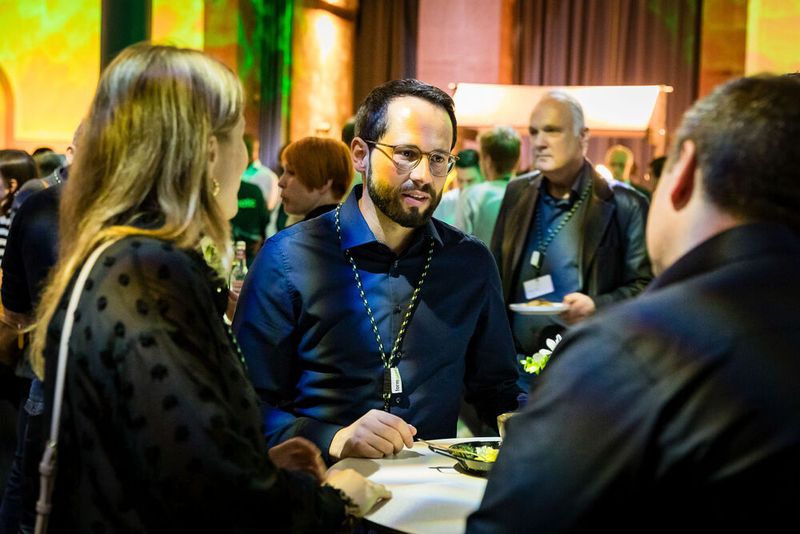 Bei der Abendveranstaltung am Vorabend der Veranstaltung im Maschinenhaus des Bürgerbräus Würzburg kamen bereits zahlreiche Teilnehmer bei gutem Essen und Trinken zusammen. Bereits hier gab es regen Austausch.  (Bild: Stefan Bausewein)