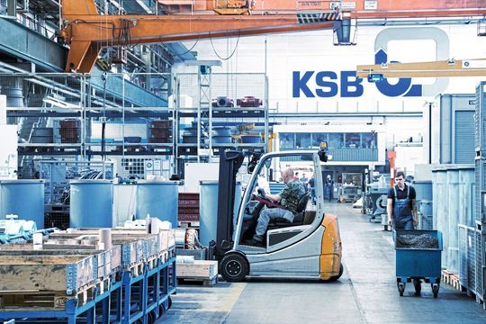 Mit einer Jahresproduktion von 12.000 Pumpen und 16.000 Tauchmotoren war KSB in seinem Werk in Halle an die Kapazitätsgrenzen gestoßen. Zusammen mit Viastore unterzog man den Standort einem Retrofit. Mit einer Jahresproduktion von 12.000 Pumpen und 16.000 Tauchmotoren war KSB in seinem Werk in Halle an die Kapazitätsgrenzen gestoßen. Zusammen mit Viastore unterzog man den Standort einem Retrofit.