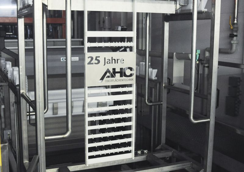 Chemisch vernickelte Aluminiumplatte mit eingelasertem Schriftzug auf einem neuartigen Kunststoffgestell. (Bild: AHC Oberflächentechnik)