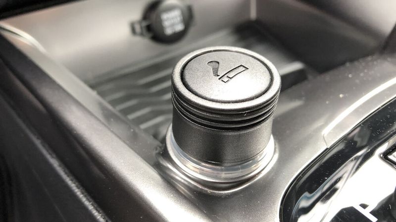 10. Der Zigarettenanzünder: Ihn findet man kaum noch standardmäßig in Autos. Im Tivoli Grand ist er jedoch recht prominent platziert und fällt sofort ins Auge. Raucher wird’s freuen. (Bild: Wehner - Vogel Communications Group)