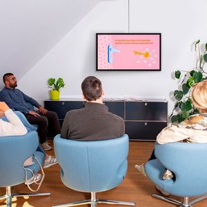 Die Wartezeit sinnvoll nutzen: Filme von TV-Wartezimmer informieren Patienten zu  medizinischen Themen, aber auch allgemein zum Gesundheitssystem.(Bild:  © TV-Wartezimmer)