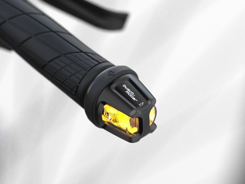 Ein Sicherheits-Feature zum legalen Nachrüsten ist der neue Akku-Blinker „Turntec T2“ von Busch + Müller. Das System lässt sich in die Lenkerenden verbauen und per Handballen aktivieren. So sind beide Hände am Lenker, was ein Sicherheitsplus darstellt. Nachgeladen wird über USB‑C. Der Preis liegt bei 124,90 Euro. (Bild: www.bumm.de | pd-f)