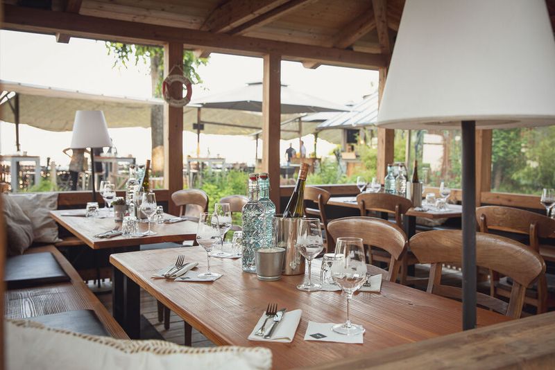 Anwenderkongress Steckverbinder 2023: Die Abendveranstaltung am Dienstag auf dem Nikolaushof mit Blick über Würzburg. (Bild: Stefan Bausewein)