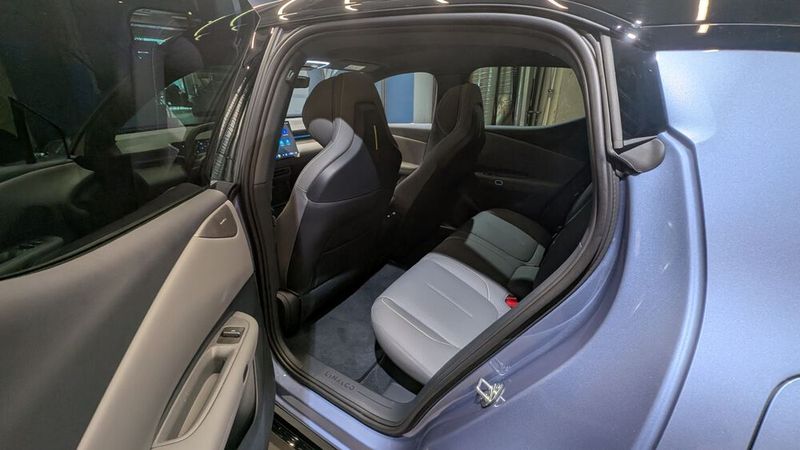 Nicht nur auf den vorderen Sitzen ist das Raumgefühl üppig. Auch im Fond reisen die Insassen sehr komfortabel. (Bild: Mauritz – VCG)