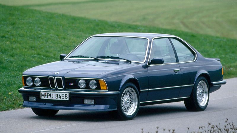 Ab April 1984 gab es den 635CSi, das von der BMW Motorsport GmbH entworfenen, jedoch bei der BMW AG gebaute Top-Modell BMW. Sein Motor stammte vom M1 stammenden, jedoch überarbeiteten Vierventil-Motor mit zwei obenliegenden Nockenwellen (DOHC) und sechs Einzeldrosselklappen ausgerüstet war. Motorcode für den hochverdichteten Motor ist BMW M88/3, für den niederverdichteten Motor für die Fahrzeugvariante mit geregeltem Drei-Wege-Katalysator S38B35. Die niedrigere Verdichtung für den S38B35 war notwendig, da bleifreies Benzin damals noch nicht mit einer dem Superbenzin vergleichbaren, hohen Oktanzahl verfügbar war. (Bild: BMW AG)