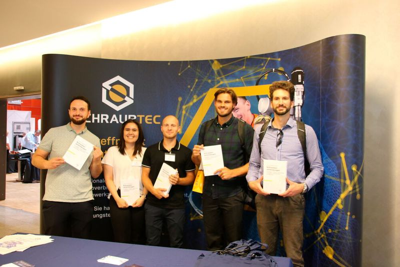 Am Schluss wurden fünf Exemplare des Buches 