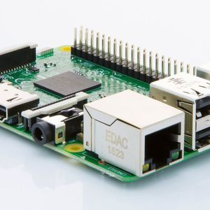 Raspberry Pi 3: Der erste RPi mit integriertem WLAN 802.11b/g/n und Bluetooth Low Energy ist dank 64-Bit-Quadcore-SoC BCM2837 und 1,2 GHz Takt auch der Schnellste.(Bild:  Bild: Farnell)