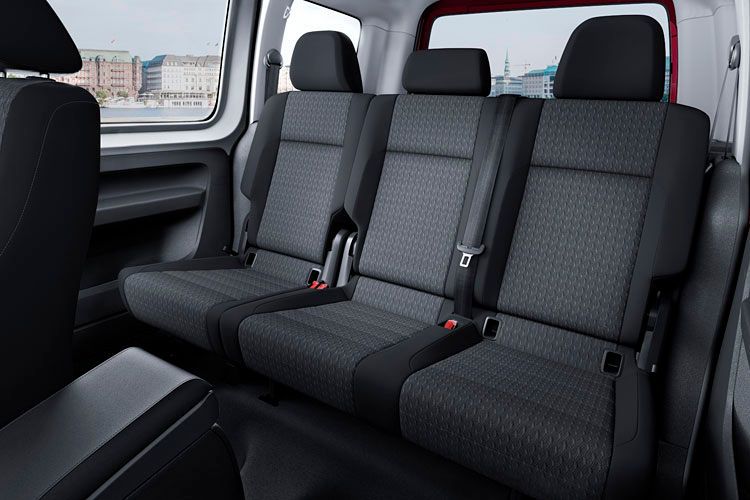 Das Raumangebot ist üppig. Das Modell ist 4,408 Meter lang, 1,793 Meter breit, 1,822 Meter hoch und darf 543 kg zuladen. Die starre Hinterachse an Blattfedern hinterließ bei Fahrverhalten und Federungskomfort einen sehr passablen Eindruck. (Bild:Volkswagen)