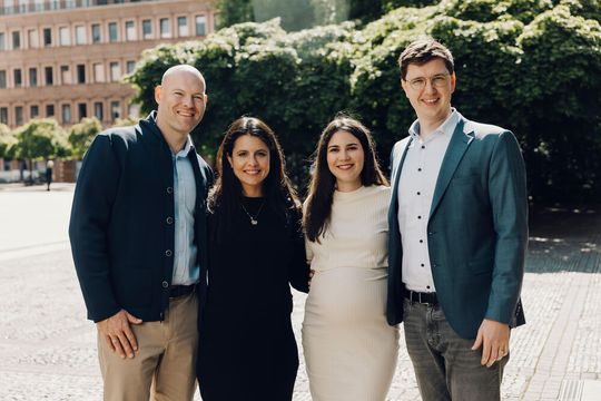 Die digitale Hautarztpraxis Dermanostic, gegründet von Dr. Ole Martin, Dr. Alice Martin, Dr. Estefanía Lang und Patrick Lang, bietet Menschen mit Hautveränderungen eine unkomplizierte dermatologische Behandlung(Bild:  DGP)