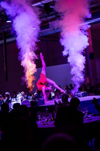 Die Umformtechnik beherrscht sie wie keine zweite: Kortosionskünstlerin Ekaterina Demina verbiegt ihren eigenen Körper.  (Bausewein / Vogel Communications Group)