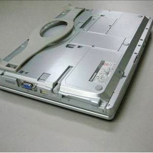 Auf der Rückseite zeigt das CF-C1 sein wahres Gesicht: Akku-Tausch im laufenden Betrieb und Trageschlaufe sind die Highlights.