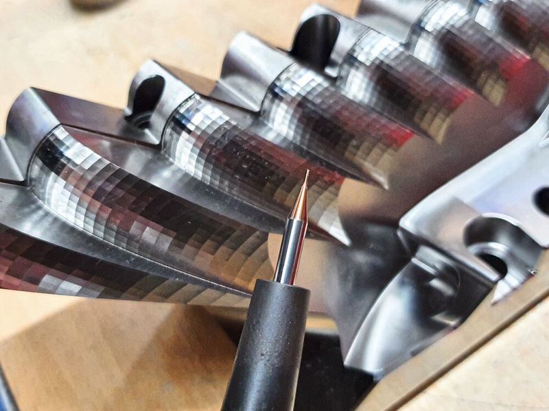 Fast glänzende Oberflächen mit höchster Maßhaltigkeit: Alle Facetten wurden mit dem neuen nanobeschichteten Kugelfräser EPDBEH-TH3 mit 0,4 Millimeter Durchmesser verschleißarm auf Endmaß gefinished. (Bild:  Moldino)