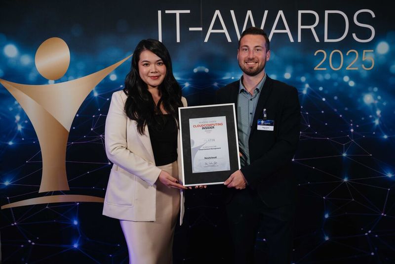 Amy Chuyi Wu und Gabor Turan posieren mit dem Platin-Award von Nextcloud für „Cloud-Content Management“. (Bild: Manuel Emme Fotografie)