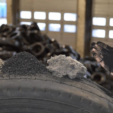 Aus abgefahrenen Reifen entstehen Sekundärrohstoffe, die direkt in kommunaler Infrastruktur Verwendung finden könnten: von gummimodifiziertem Asphalt über Schallschutzlösungen bis zu Bauelementen. (Bild: Genan)