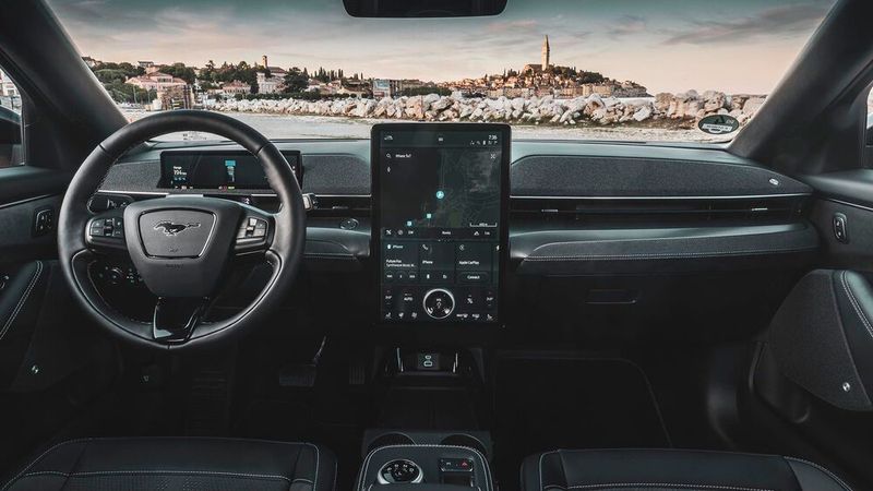 9. Der Innenraum: Ausgelegt ist der Mustang Mach-E GT für fünf Passagiere. Das Raumgefühl ist luftig. Ausgeliefert wird der Stromer serienmäßig mit Sportsitzen. (Bild: Ford )