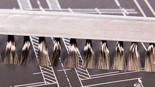 Die Antikstatik-Bürsten mit Edelstahlbesatz von Kullen-Koti gelten als wirtschaftliche Lösung für die Entladung großer Flächen wie sie in Kunststoff-Verpackungsmaschinen oder bei der Verarbeitung von Papieren und Folien anzutreffen sind. (Kullen-Koti)