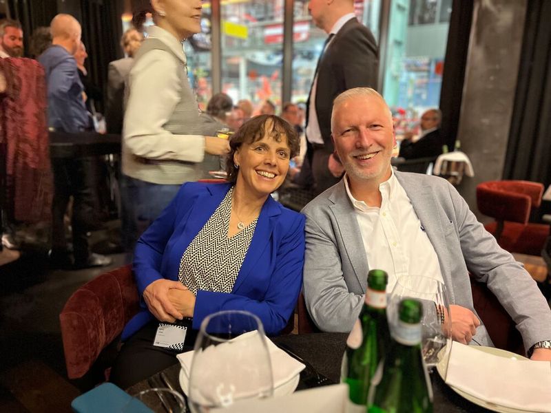 IT-BUSINESS-Chefredakteurin Sylvia Lösel und Thorsten Urbanski (ESET) verstehen sich prächtig. (Bild: Claus Uhlendorf / Eset)