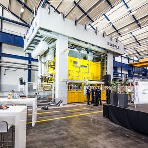 Die neue Transferpresse bei Läpple Automotive schafft bei einer Presskraft von bis zu 2500 t maximal 30 Hub pro Minute.