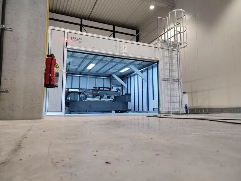Blick auf die sogenannte Brückentechnologie bei Pulsar Photonics. Es handelt sich um das modulare Gantry-System RDX2800 zur mikrofeinen Oberflächenstrukturierung von Bauteilen per UKP-Laser. Mehrere Stationen strukturieren 2,5 × 1,5 Meter große Teile sehr präzise. (Bild: Pulsar Photonics)