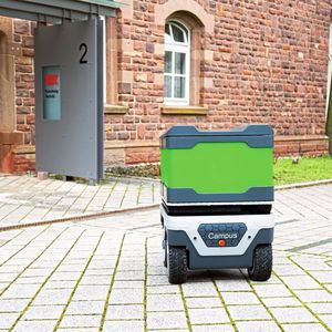 Autonome, geländegängige Logistikhelfer von SEW-Eurodrive sorgen für den zuverlässigen Warentransport. Die Energieversorgung erfolgt witterungsbeständig über die kontaktlose Energieübertragung Movitrans auf definierten Ladepunkten.(Bild:  SEW-Eurodrive)