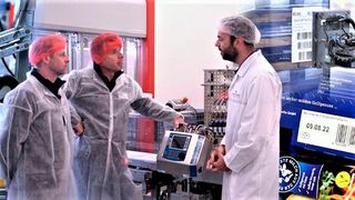 Alles frisch? Die Labelling-Spezialisten von REA Elektronik haben die Heinrichstaler Milchwerke überzeugt. Statt von Hand aufgeklebt, werden Lebenmittelinformationen direkt gedruckt. Wie genau, das verraten der Beitrag und ein Video. (Bild: REA Elektronik)