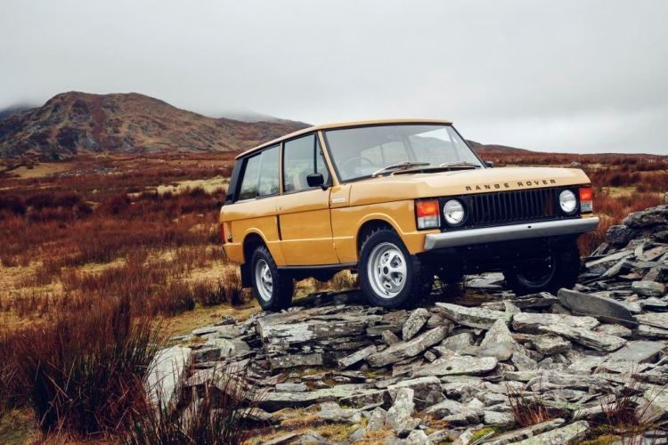 Jaguar Land Rover präsentiert sein neues Klassikprogramms „Reborn“. Hierbei werden historische Fahrzeuge vom Hersteller in einem seiner Werke restauriert. (JLR)